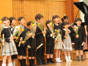 卒園式で歌っている園児たち