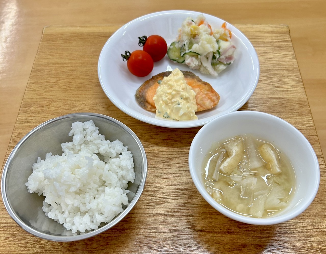 今日の給食(鮭のムニエルタルタルソース・ポテトサラダ)